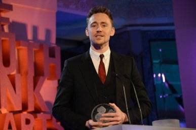 Tom Hiddleston Full Acceptance Speech at South Bank Sky Art.(2013) (видео внутри)